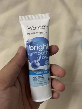 Product Review of Wardah Perfect Bright Moisturizer Bright + Smooth Glow SPF30 20ml - Hydrates, Nourishes ,Blurs Acne Scars, Moist Skin from N**a 0