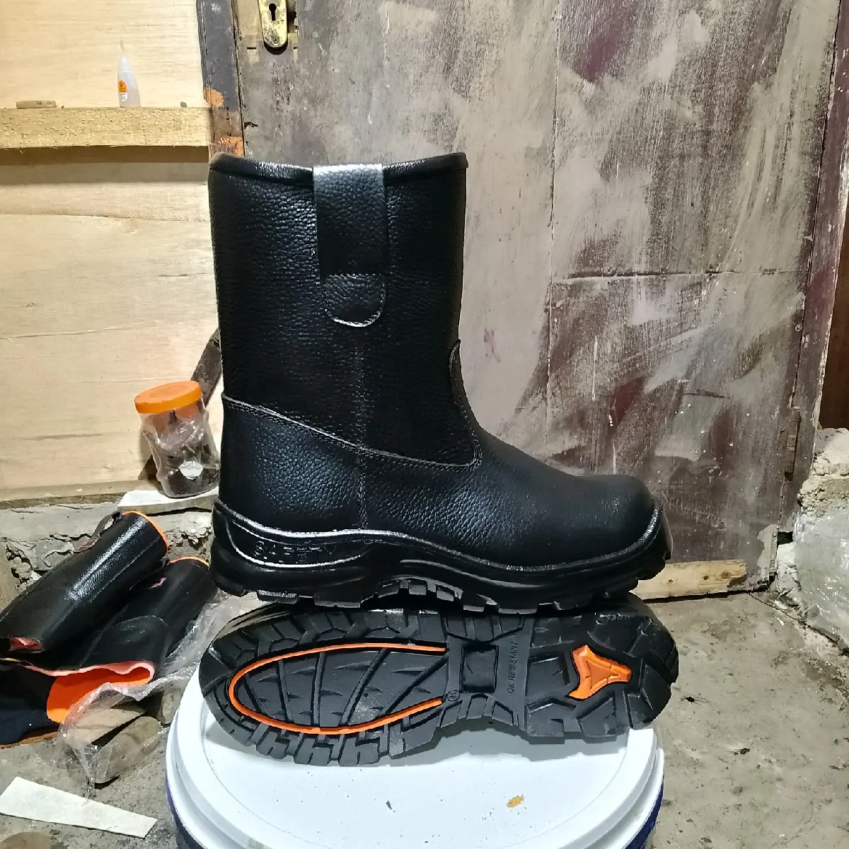 sepatu safety krusser ujung besi aman dan nyaman