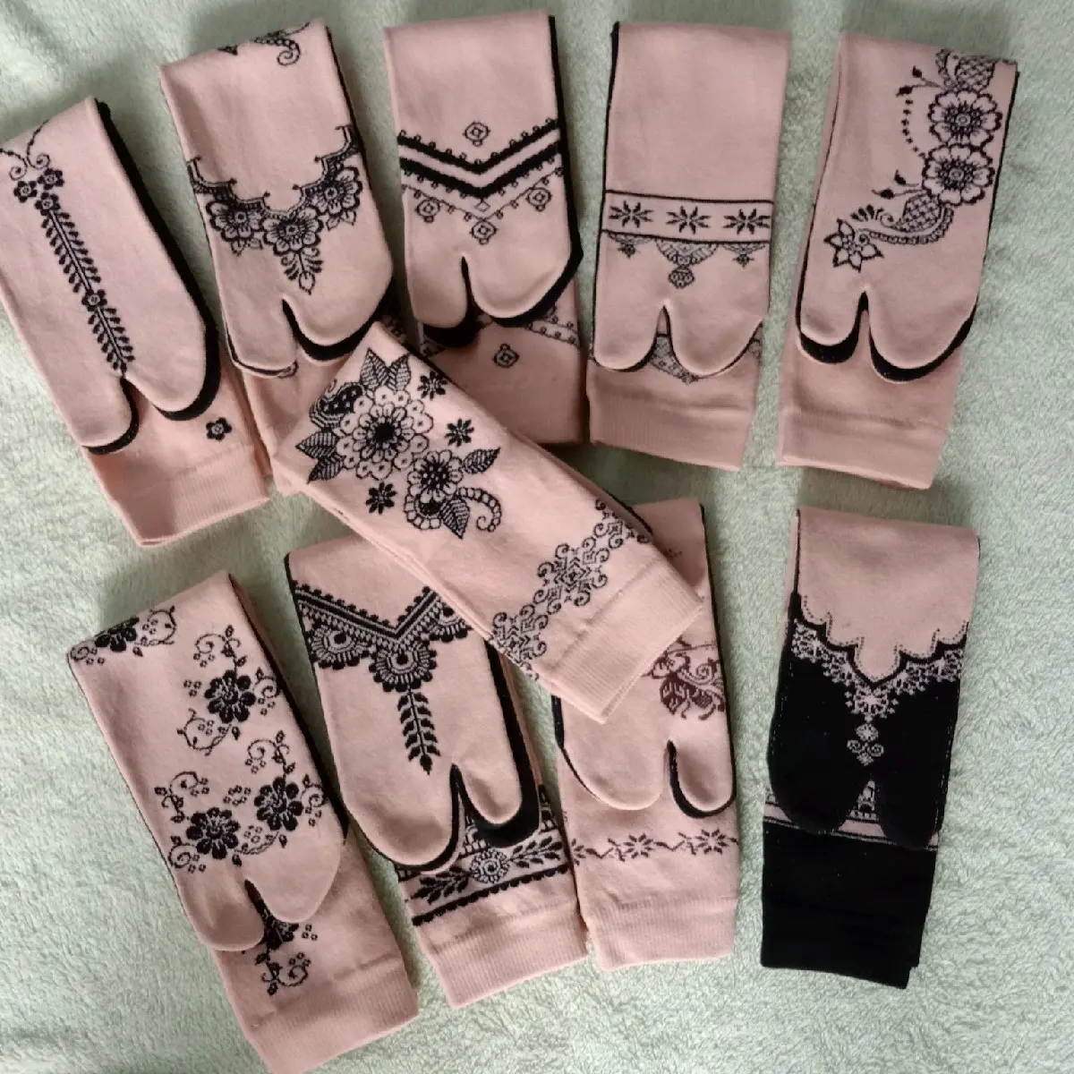 12 pasang kaos kaki jempol muslimah motif hena ,panjang sebetis nilon telapak hitam