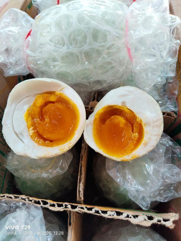 TELUR ASIN MASIR BERMINYAK ISI 10 BUTIR SUDAH MATANG SIAP SANTAP Balut Telor TELUR ASIN MASIR BERMINYAK ISI 10 BUTIR SUDAH MATANG SIAP SANTAP Balut Telor