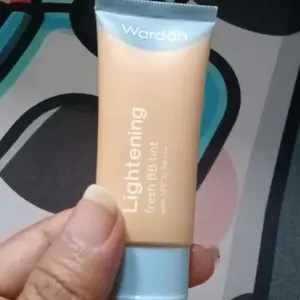WARDAH BB Tint Lightening Fresh BB Tint 15ml - Base Makeup Super Ringan yang Diformulasikan dengan SPF 32 PA+++ dan Serum Niacinamide Untuk Hasil Makeup Flawless dan Cerah - Foundation - Tahan Air & Keringat - Tahan Lama- Makeup