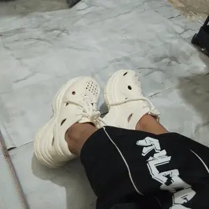 Sepatu Olahraga Pria dan Wanita 34-45 Kets Luar Ruangan Bahan Karet EVA Elastis Empuk Antislip
