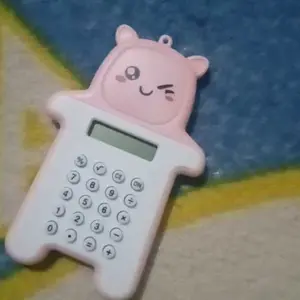 SATUAN/PCS Calculator Mini Portable Motif Bear Kalkulator Portable Mini Beruang Kalkulator Unik Kalkulator 8 Digit Mini Portable Kalkulator Beruang Tombol Karet Kalkulator Sekolah