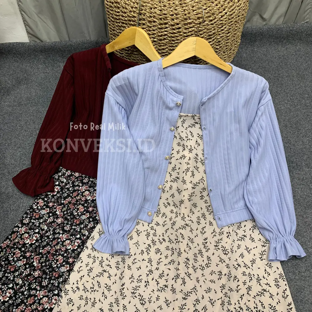 KONVEKSI.ID - Setelan Wanita Crop Cardigan Knit Hornet + Overall Dress Motif Bunga Panjang Tanpa Lengan   LD 100 cm / One set Dewasa Casual Outfif Daily Baju Simple Atasan Basic Linen Celana