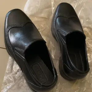 Sepatu Kulit Hitam Anak Laki-Laki Formal Slip On Nyaman untuk Sekolah SD Wisuda & Acara Resmi Ukuran 24-35 Ideal untuk Acara Resmi dengan Desain Praktis dan Nyaman