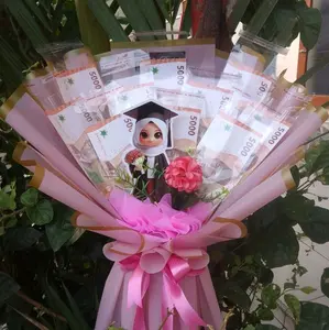 Buket Kosongan 10 Lembar untuk Uang Dilengkapi dengan Topper Wisuda dengan Desain Cantik dan Warna Cerah