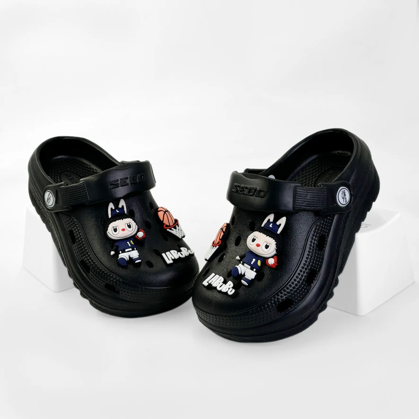 KUBULUN Sandal Labubu anak laki-laki musim semi dan musim panas meningkatkan non-slip tahan air tahan keringat bagian bawah lembut nyaman kepribadian Fashion kepribadian kartun lucu kampus luar ruangan taman hiburan sepatu pantai Fashion sandal anak