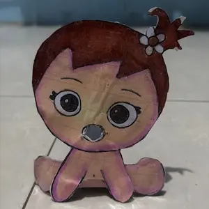 Boneka Lucu dari Kertas dengan Rambut Coklat dan Bunga di Atas Kepala untuk Anak-anak Imut dan Menggemaskan