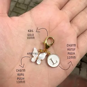 Kait mini kupu kupu gold huruf lucu aksesoris tambahan Hadiah Elegan Keychain