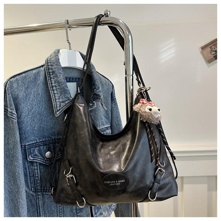 Túi xách nữ thiết kế mới đeo vai, balo cá tính kèm charm gấu chân dàiii B28 K vừa laptop