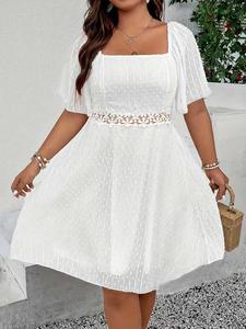 Vestido elegante de mujer talla grande con patchwork de encaje y frunces, manga corta, largo hasta la rodilla, corte holgado, tejido plano para todas las estaciones