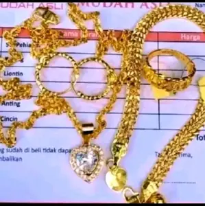 set perhiasan wanita E.M.A.S muda free surat dari toko