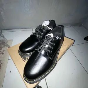 Mr.Jonsrawk Original Sepatu Formal Low Hitam Boots Casual Sepatu Dokmar Pria  Pendek 3 Hole Sepatu oxford Kondangan Sepatu Kerja Kantoran Kasual Shoes Pantofel