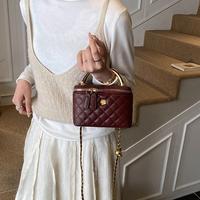 Gambar LOEI Yunseo Golden Handle Bag - Tas Selempang Wanita Fashion Classy dengan Rantai Gold 3331 - Black dari Loei Heels Kab. Tangerang 4 Tokopedia