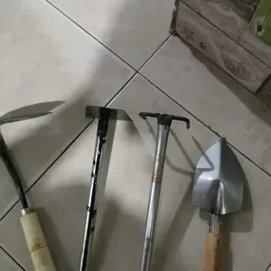 Satu Set Peralatan Berkebun 4 pcs Koret Rumput Garuk Cangkul Mini Gagang Pipa Dan Sekop Taman Lancip Siap Pakai