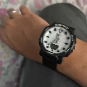 Skemi Smart Watch Multifunctional Tote Bag: A Must-Have for Daily Life, Showcasing a Tech-Driven Lifestyle