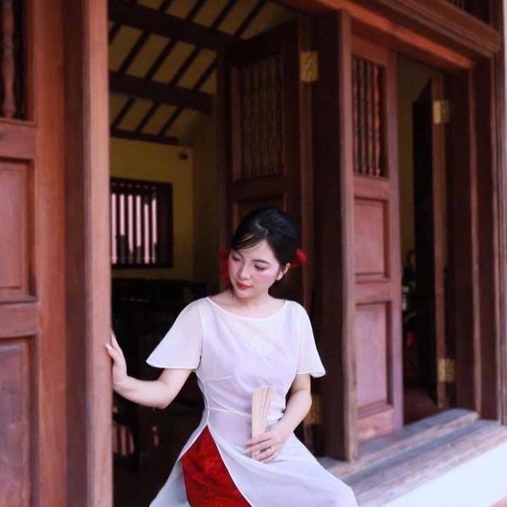  Áo Choàng Dài Tơ Kèm Dây Hoa Và Kẹp Tóc 