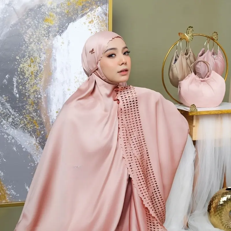 Mukena Dewasa Monogram Silk Velvet Lasercut Tas Mewah Traveling 2in1 Mukenah Wanita Muslim Atasan Bawahan Cantik Panjang Gold Lembut Rose Tanggung Tasbih Tebal