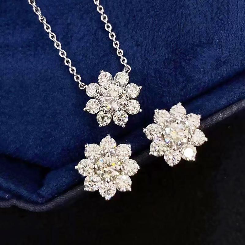 Bộ trang sức gồm vòng cổ, nhẫn và bông tai hình hoa hướng dương, làm từ đá moissanite, đồng và đá zircon.