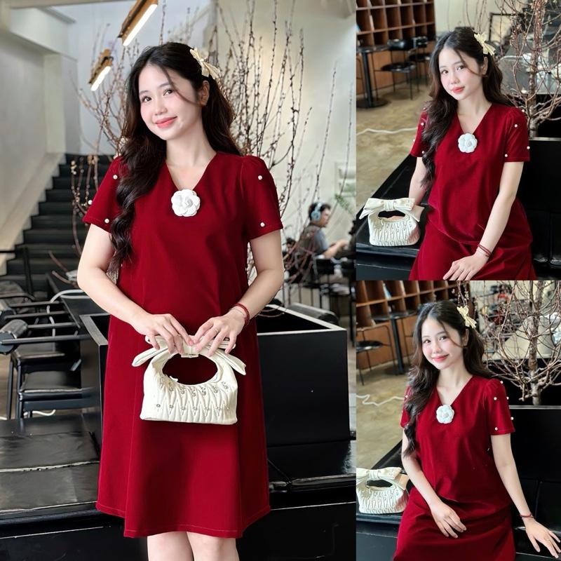 Đầm bầu Tết Sanny tặng kèm hoa dự tiệc cổ V chất nhung đỏ đô sang chảnh mịn form suông gọn dáng