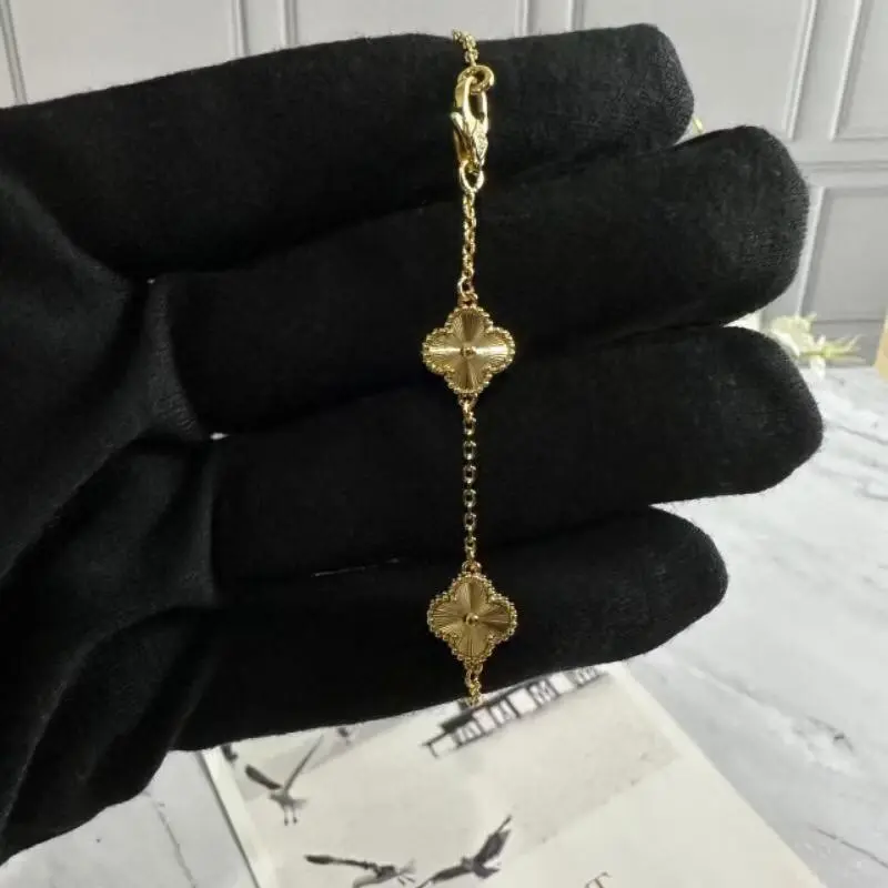Glowing Grace - Gelang Tangan Wanita Enam Bunga Mini Four Leaf Clovers 3