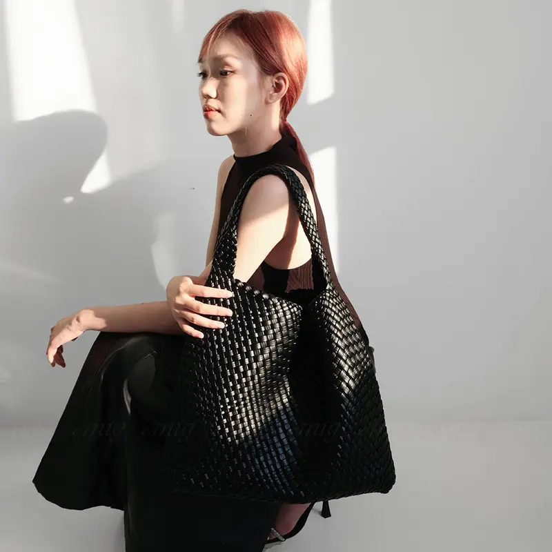 [THE ANIG] Túi đeo vai nữ dệt thủ công DY Nami màu đen 35 x 14 x 33cm 1