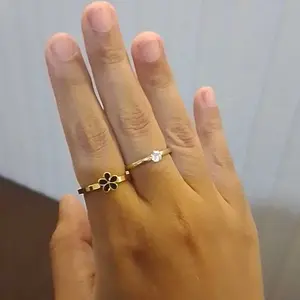 Cincin Set isi 2 pcs Titanium Wanita Motif Permata Zhircon Hitam Dan Putih Wanita Kekinian Gold Anti Karat Rings