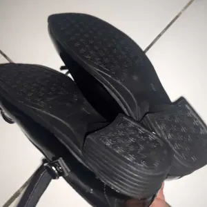 YUOMI Sepatu Pantofel Wanita Paskibra Hitam Glossy Gesper Hak 3cm
