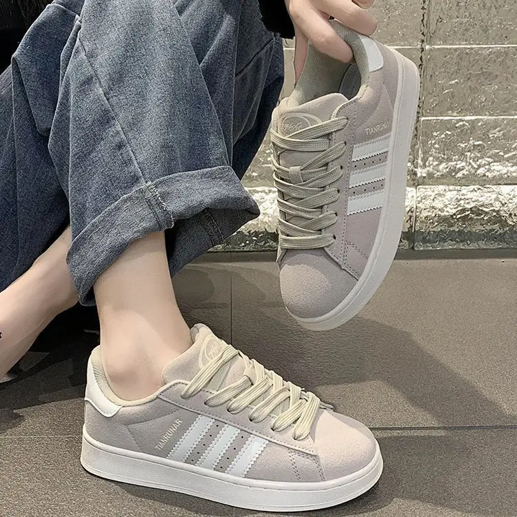 Original Niche White Shoes for Women 2024 Spring and Autumn Popular Thick-Soled Lightweight Casual Sports Skate Shoes Flat Bread Shoes