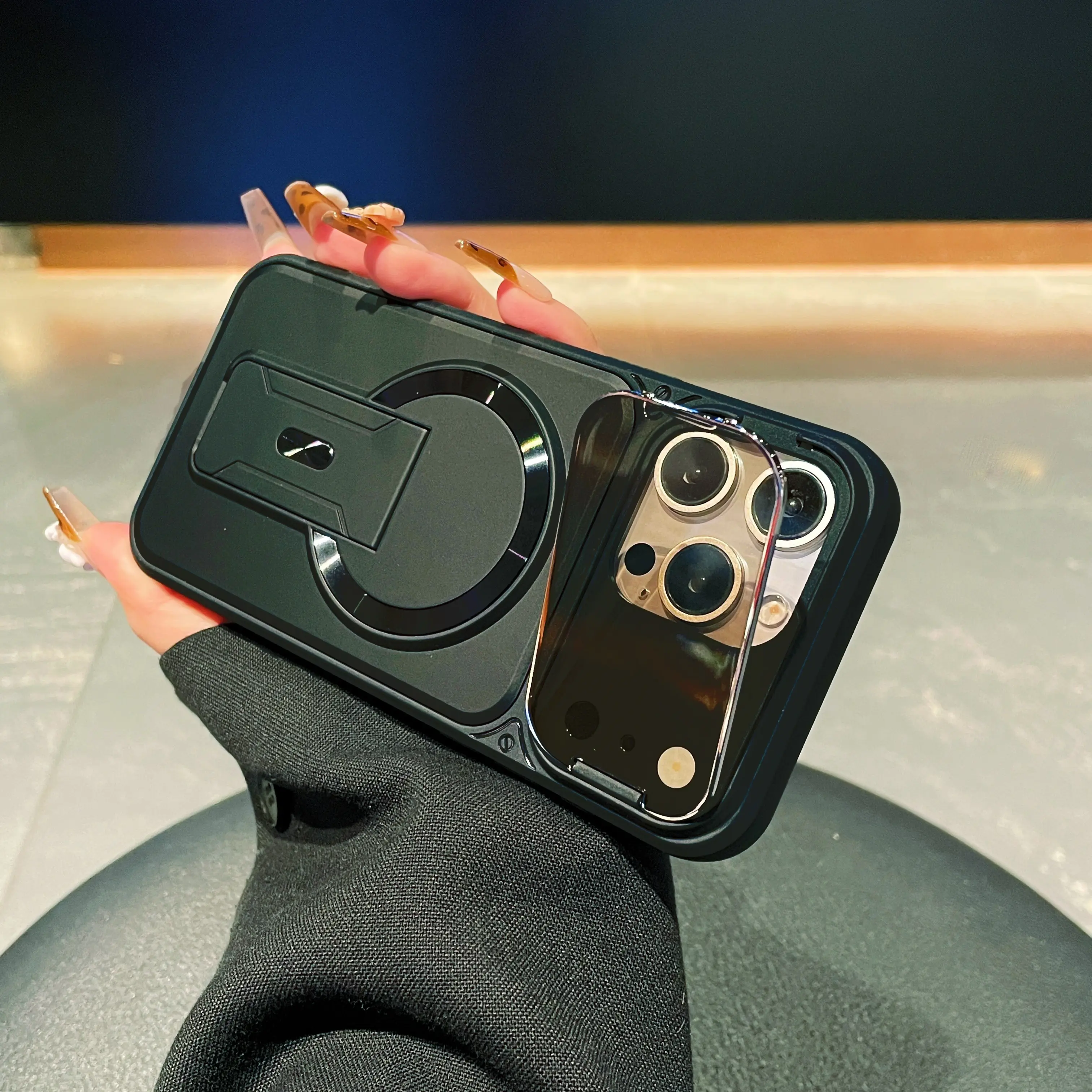 Ốp điện thoại đa chức năng kiểu mecha mới có chân đế, phù hợp với iPhone 17/16/15/15 Pro Max/14/14 Plus/13/12/11, chân đế đa chức năng kiểu quân đội có chức năng bảo vệ ống kính; ốp bảo vệ camera. op dienthoai xinh