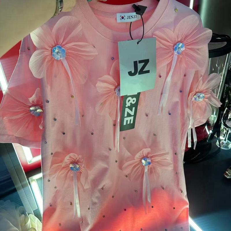 Áo phông 7 hoa form rộng điệu đà đính đá cho nữ xu hướng mùa hè 2025