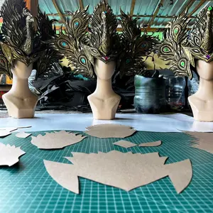 pola mal mahkota merak karnaval