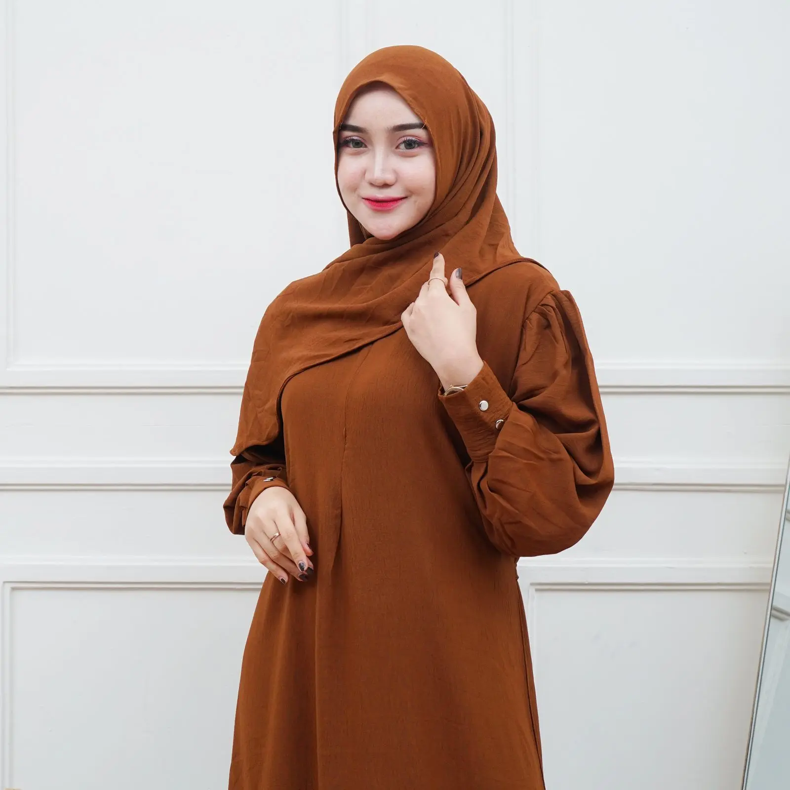 Set Hijab Gamis Delina RDAFA untuk Wanita Muslim dengan Crinkle Airflow Premium Polos Busui Resleting Saku Tali Samping Moca Hitam Putih Sage Marun Formal Garis Cokelat Mahogany