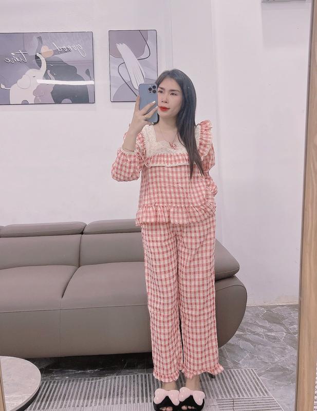  Bộ đồ ngủ mặc nhà nữ Hh  áo dài tay bồng rộng cổ áo vuông phối viền ren bản to bên ngoài bèo chính giữa đính nơ  dáng áo rộng quần xuông thẳng hoạ tiết kẻ caro chất liệu đũi mềm êm mát thấm hút mồ hôi 