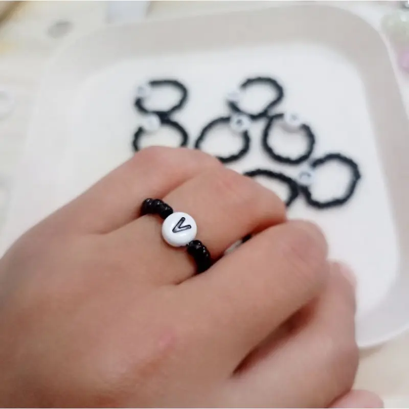CC-16 Cincin Manik Inisial Huruf Monokrom Simple Cantik