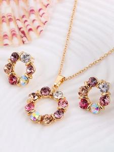Conjunto de Aretes y Collar con Colgante Redondo Calado, Joyería Colorida y Elegante para Mujer, Accesorios Casuales para Uso Diario y Fiestas