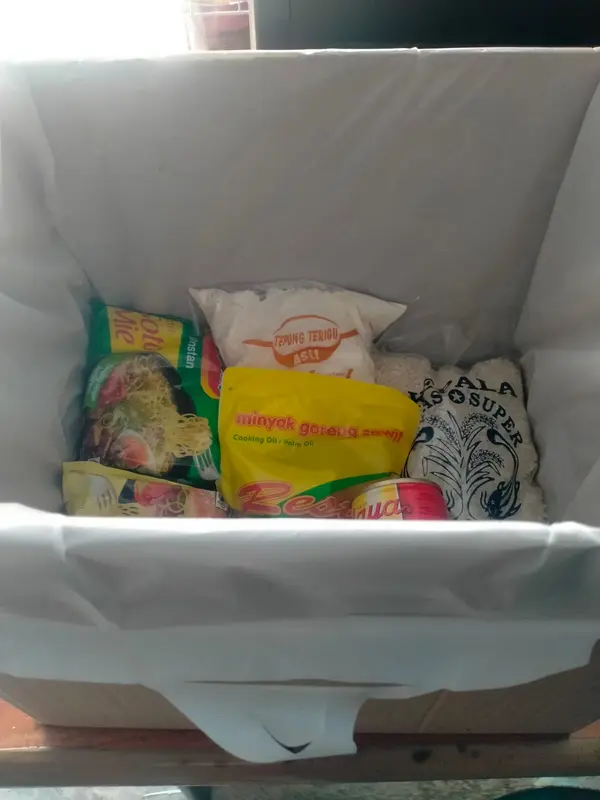 Paket Sembako Hemat B2 dengan Tepung Terigu, Susu Bendera, Teh Celup, Minyak Goreng, Mie Instan, dan Beras 3