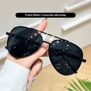 【COD】Kacamata pria model terbaru tahun 2025 yang trendi dengan  khusus untuk mengemudi. Kacamata hitam ini anti-UV, cocok untuk mengemudi dan memancing. Eyewear Sunglasses
