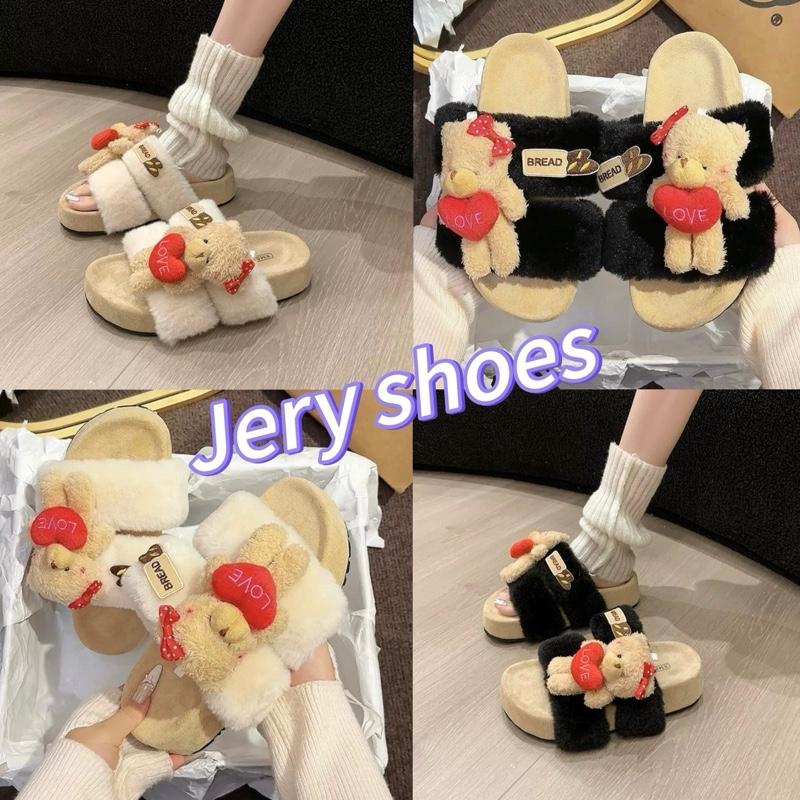    Full box    Dép lông nữ mùa đông QCCC  gắn gấu xinh xắn chất liệu mềm mại và êm ái cho sự thoải mái tối đa 