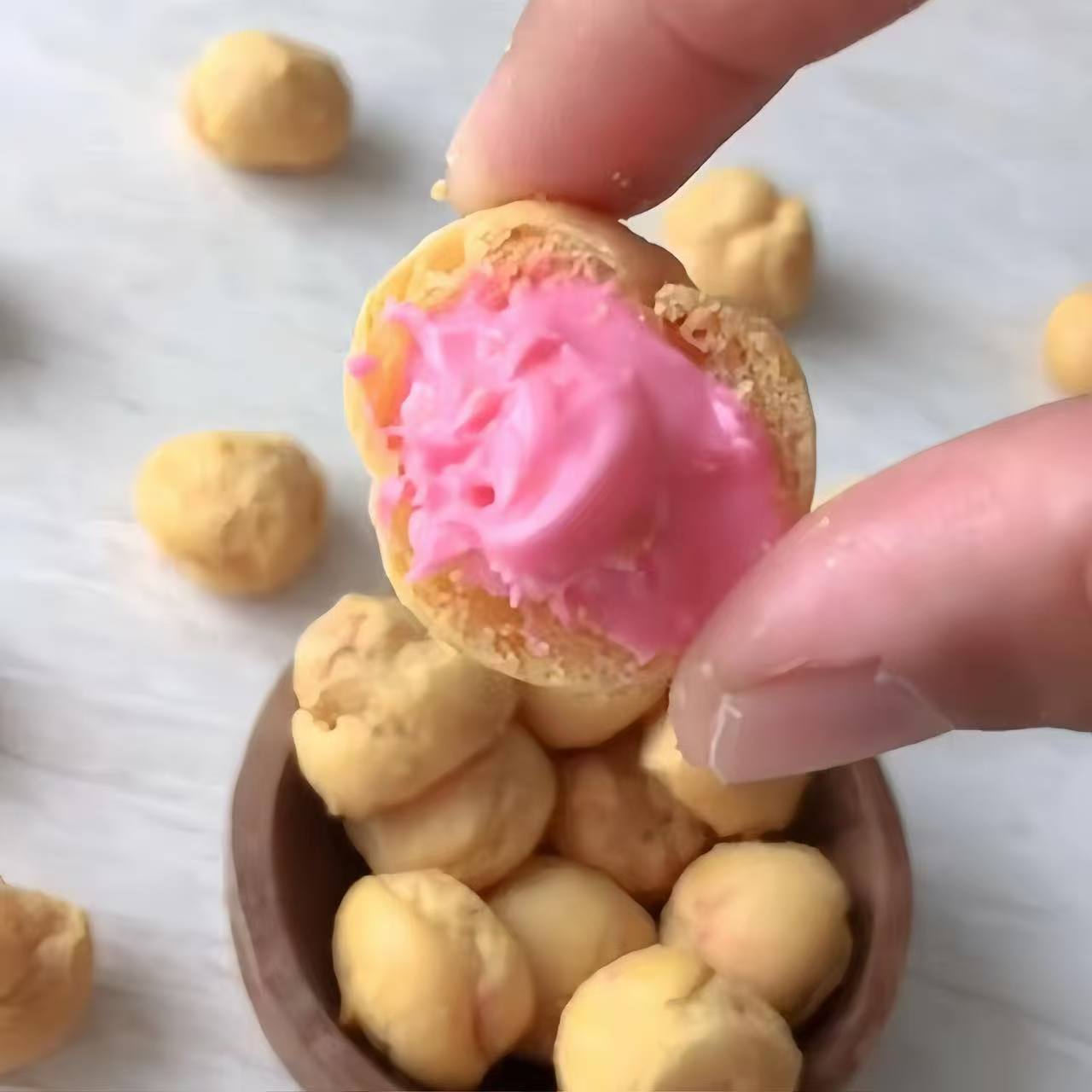 MALONA COD Halal Soes Coklat Cokelat/strawberry Mix Rasa 1kg Kue Sus Kering Isi Soes Coklat Lumer Cemilan Keluarga Cocok Dewasa Anak Manis Chocolate Food Makanan Snack