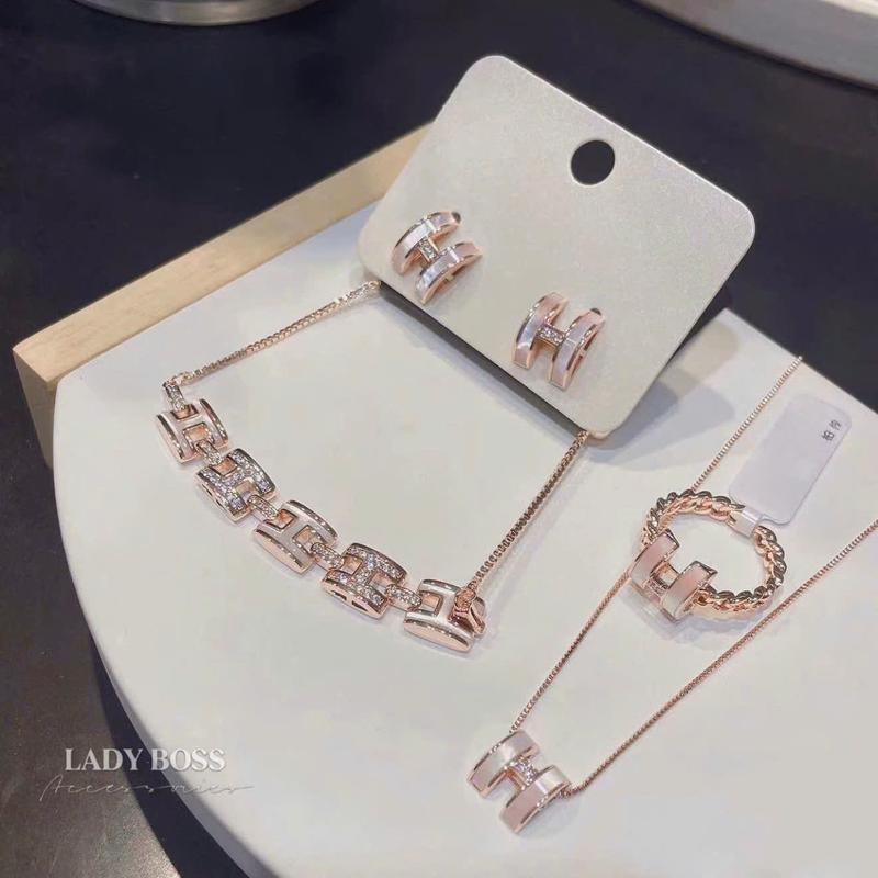  Set Trang Sức Chữ H Đính Xà Cừ Sang Trọng Cho Nữ Chất Liệu Đồng Trắng Cao Cấp Bền Màu Lành Tính. Set Phụ Kiện Nhẫn Dây Chuyền Lắc Tay Và Bông Tai Chữ H Lady Boss Accessories 