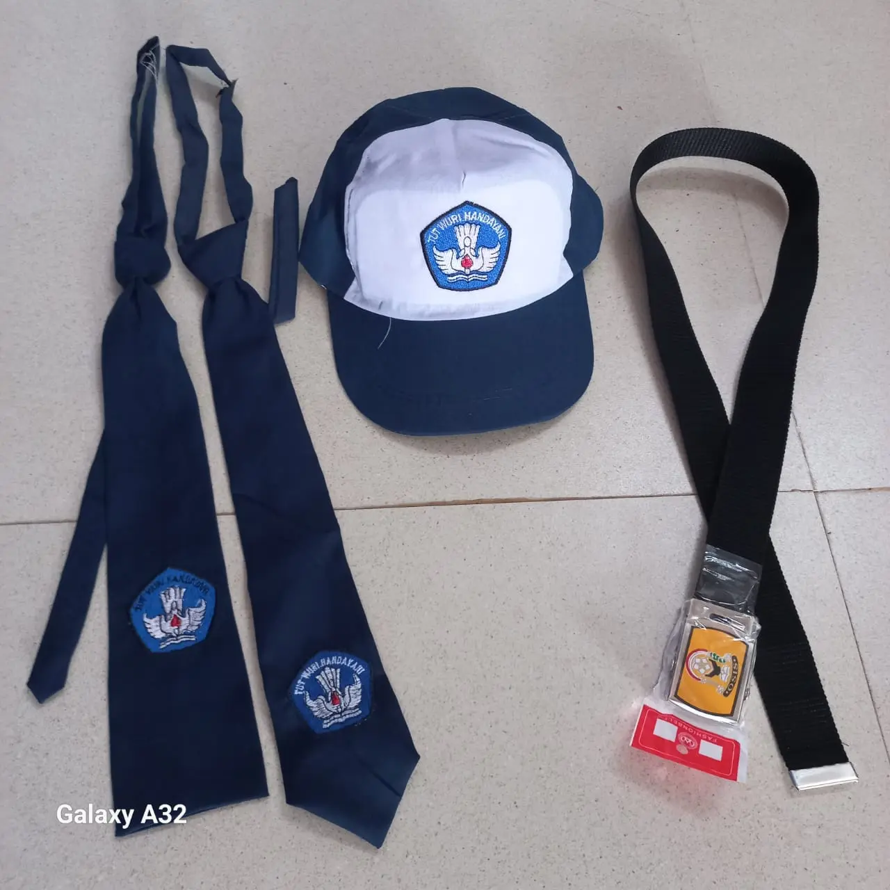 1 set perlengkapan seragam sekolah smp / dasi smp / topi smp /sabuk smp (bordir biru)