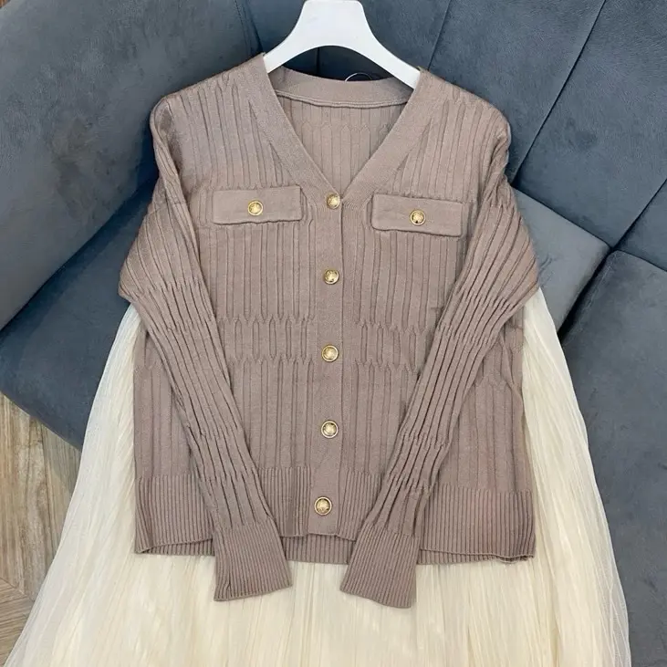Knitwear Wanita Halus Gold Buttons 1