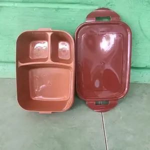 tepak nasi. lebar 14 cm panjang 20 cm. tinggi 7 cm. bahan plastik. COKLAT warna RANDOM