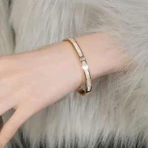 Gelang Wanita Titanium Cangkang Mutiara Cantik Anti Karat dan Tidak Luntur