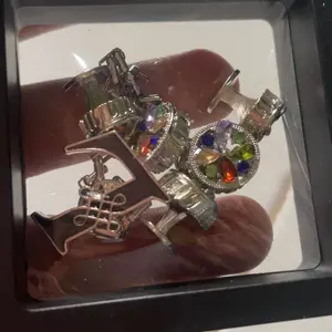 [JI CHAO] Set Tombol Pakaian Malaysia dengan Batu Zircon Alami Warna Lima, 5 Bros Bisa Dilepas, Logo Eksklusif