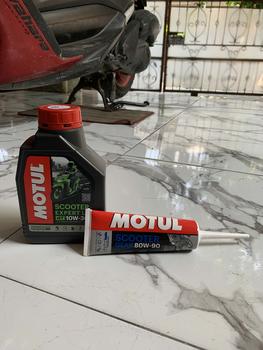Product Review of OLI MOTUL SCOOTER EXPERT LE SAE 10W-30 800 ML - 1 LITER  (HIJAU) ORIGINAL Kendaraan Mesin Motor Motorcycle Oil from C**n 1