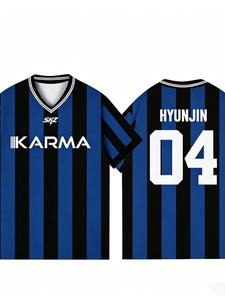 Camiseta de manga corta Stray Kids SKZ KARMA I.N 23 azul‑negro a rayas con cuello en V; jersey, impresión de números; top deportivo retro casual; tejido transpirable y de secado rápido para fans de Stray Kids, K‑pop, conciertos y streetwear juvenil.
