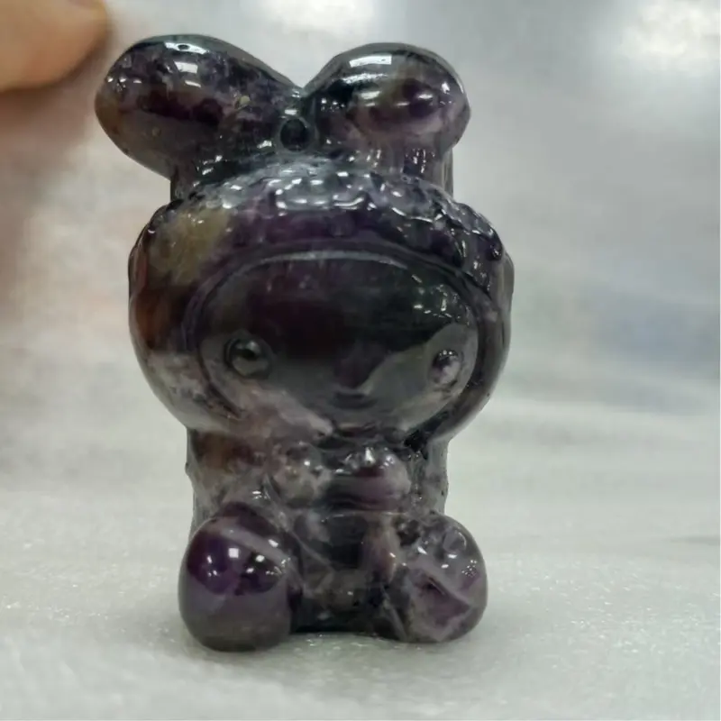 Beautiful little rabbit sculpture 0