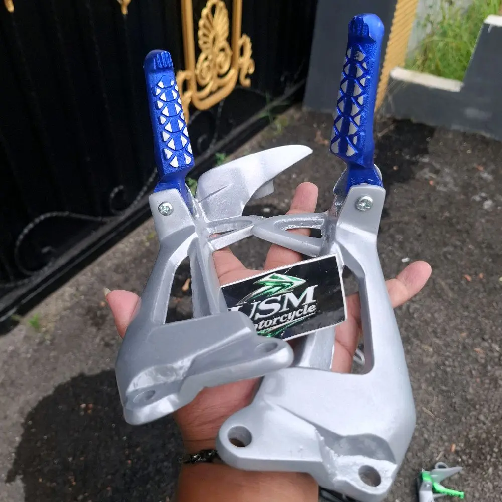 DUDUKAN POSTEP VEGA R NEW POWER + STEP THAILAND APRILIA PIJAKAN KAKI BELAKANG SATU SET (SILVER BIRU)